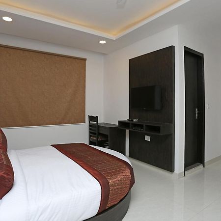 Hotel O M Suites Nueva Delhi Exterior foto