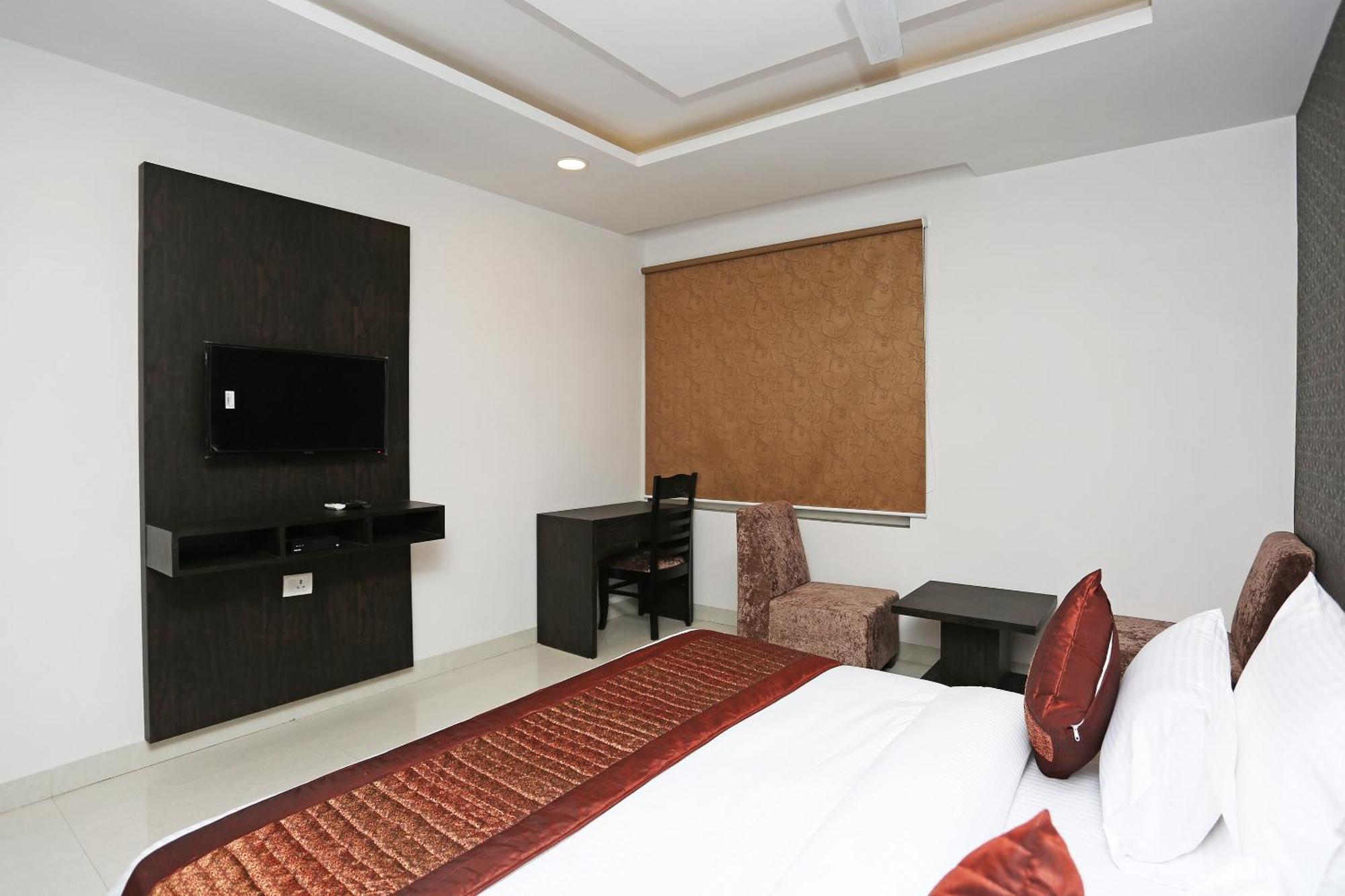 Hotel O M Suites Nueva Delhi Exterior foto