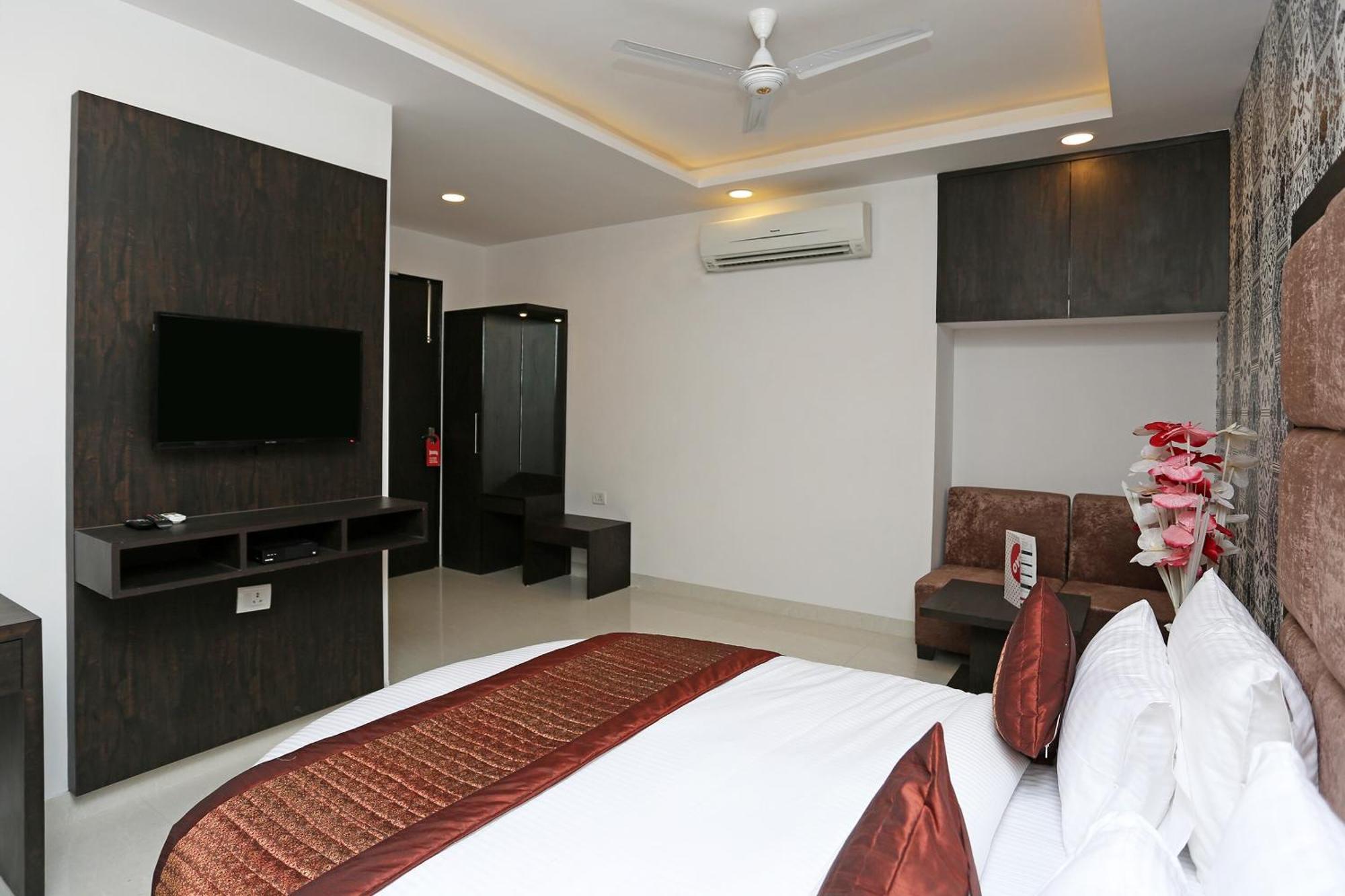 Hotel O M Suites Nueva Delhi Exterior foto